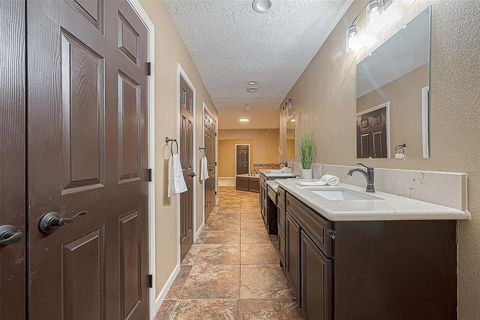 Single Family Residence in Dickinson TX 12425 Pine Oak Drive 17.jpg