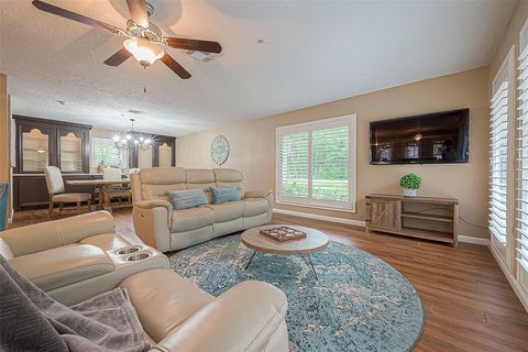 Single Family Residence in Dickinson TX 12425 Pine Oak Drive 7.jpg