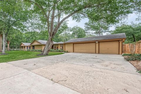 Single Family Residence in Dickinson TX 12425 Pine Oak Drive 1.jpg