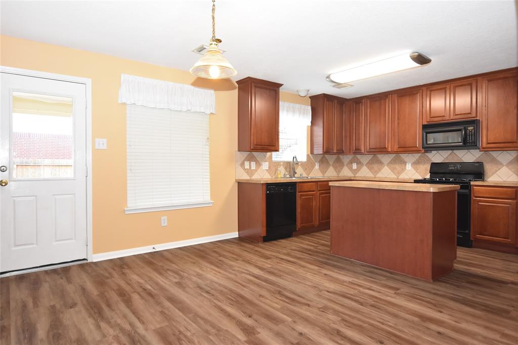 9619 Babbling Spring Court, Tomball, Texas image 10