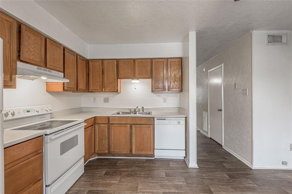 2521 Crosstimbers Street #K2, Huntsville, Texas image 11