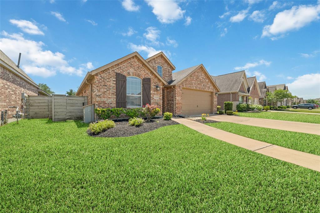2428 Yaupon Park Lane, Manvel, Texas image 2