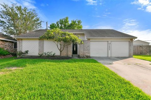 Single Family Residence in Friendswood TX 16806 Frigate Drive.jpg