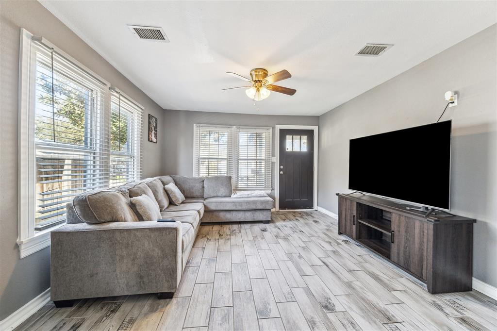 9330 E Avenue L, Houston, Texas image 3