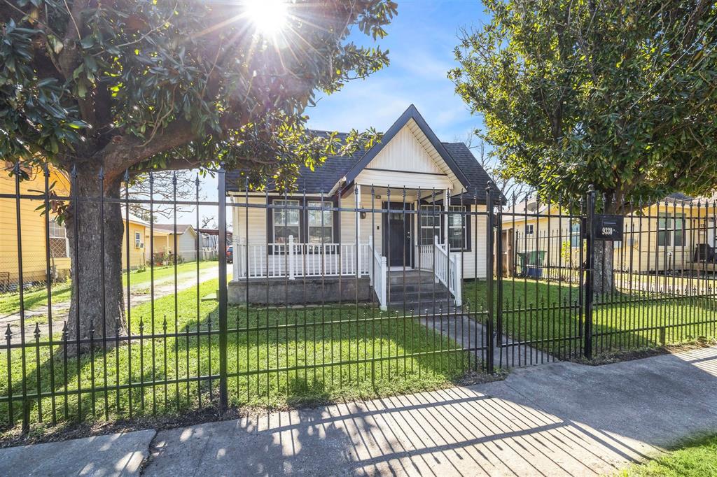 9330 E Avenue L, Houston, Texas image 1
