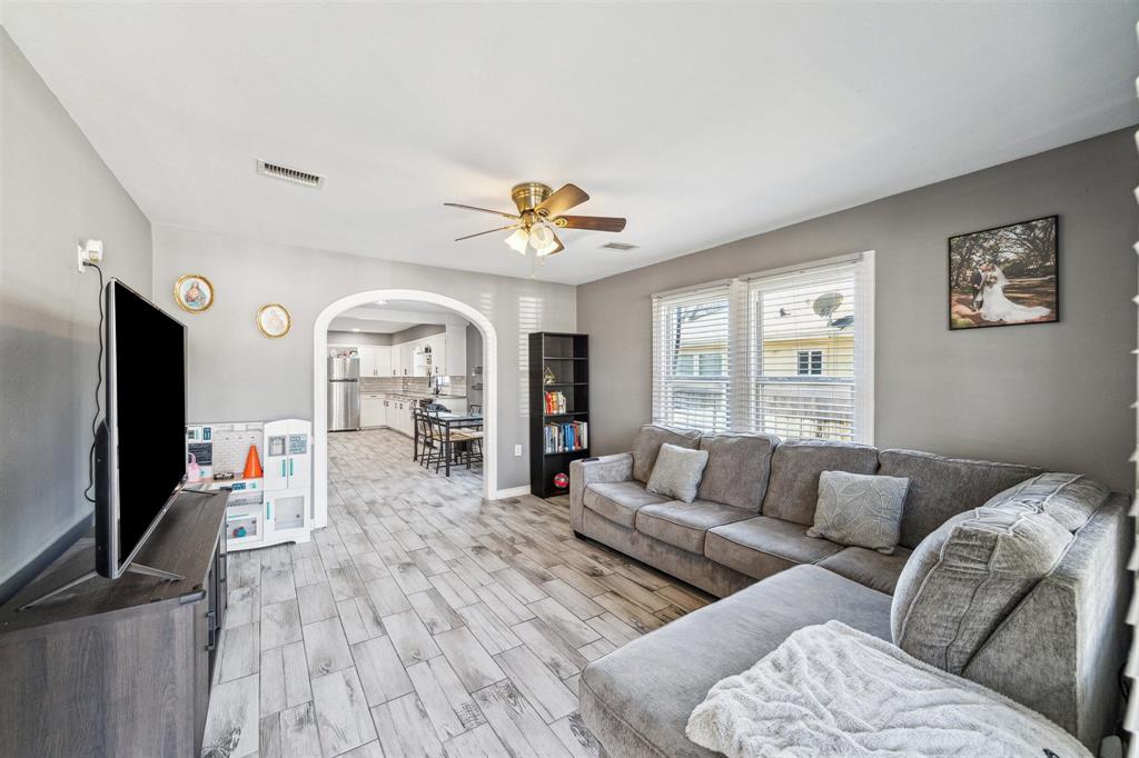 9330 E Avenue L, Houston, Texas image 2