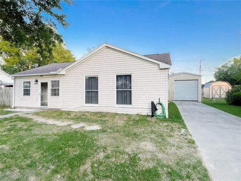 Photo of 1205 Heights Street, El Campo, TX 77437 (MLS # 95341442)
