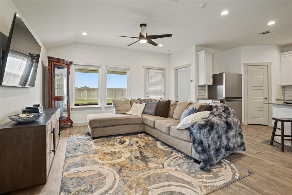 1219 Minerals Lane, Rosharon, Texas image 5