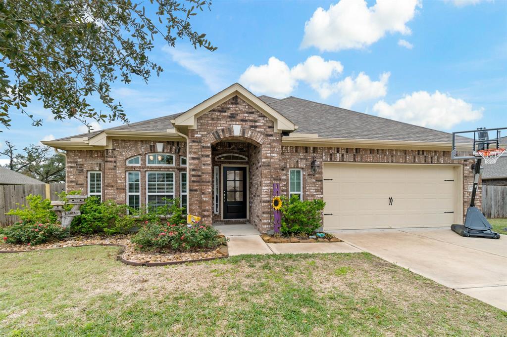 1290 Laurel Loop, Angleton, Texas image 1