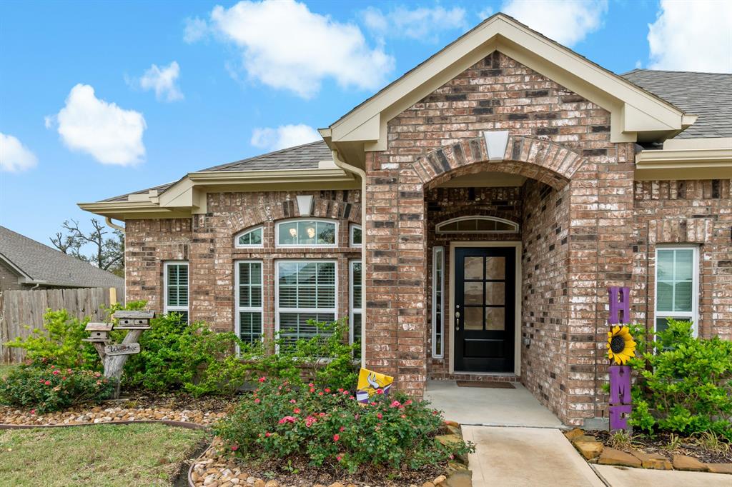 1290 Laurel Loop, Angleton, Texas image 2