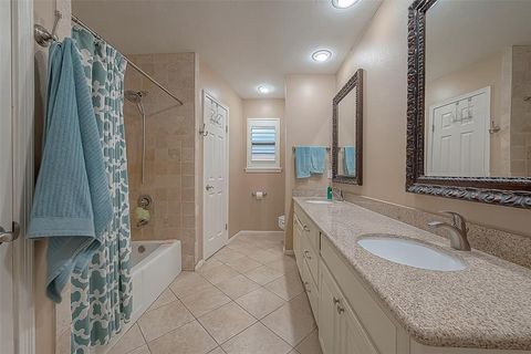 Single Family Residence in Pasadena TX 4731 Pinehurst Street 28.jpg