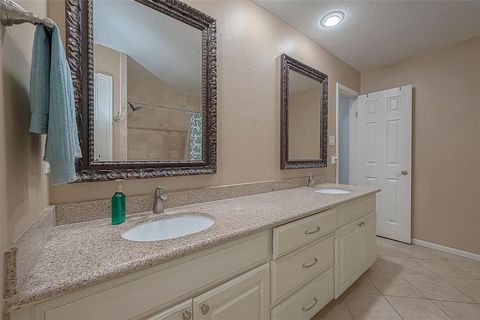 Single Family Residence in Pasadena TX 4731 Pinehurst Street 32.jpg