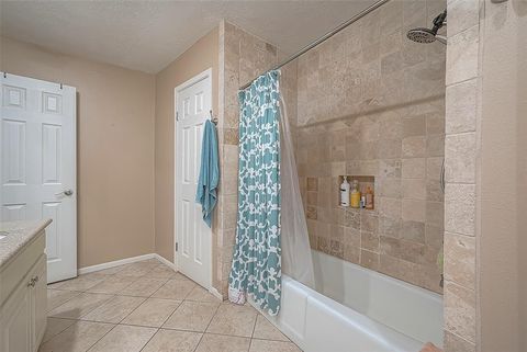 Single Family Residence in Pasadena TX 4731 Pinehurst Street 31.jpg