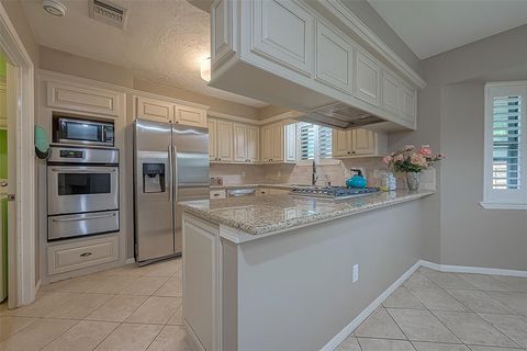 Single Family Residence in Pasadena TX 4731 Pinehurst Street 12.jpg