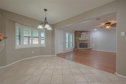 Single Family Residence in Pasadena TX 4731 Pinehurst Street 11.jpg