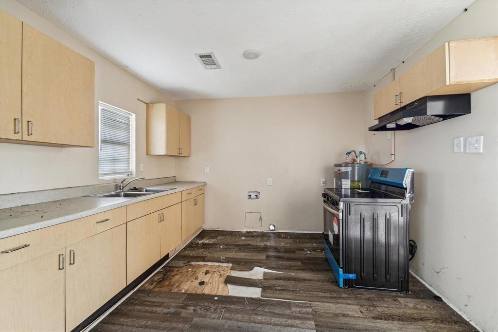 1124 Stowe Street, Baytown, Texas image 4