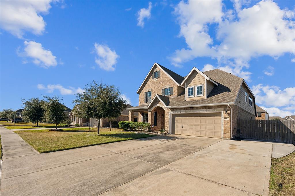 4107 Cypress Point Drive, Baytown, Texas image 1