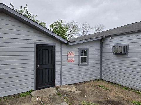 Photo of 5906 Hillsboro Street, Houston, TX 77020 (MLS # 9215415)