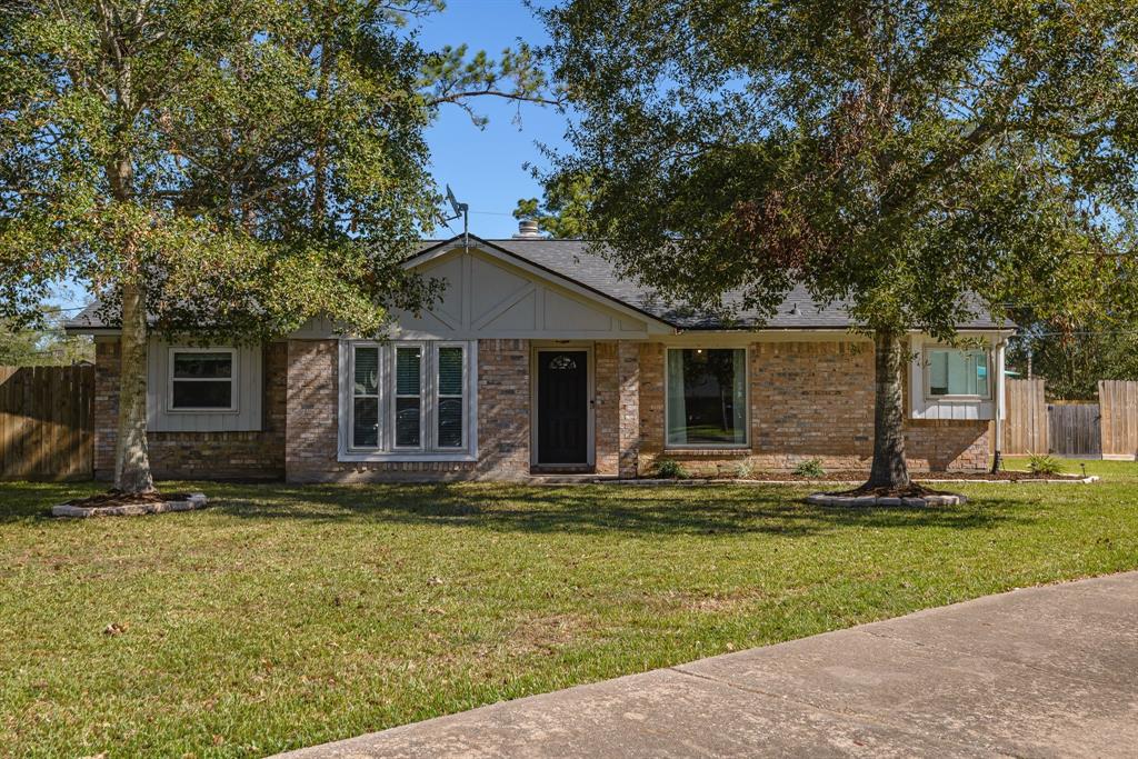 97 Shady Oak Court, Alvin, Texas image 2