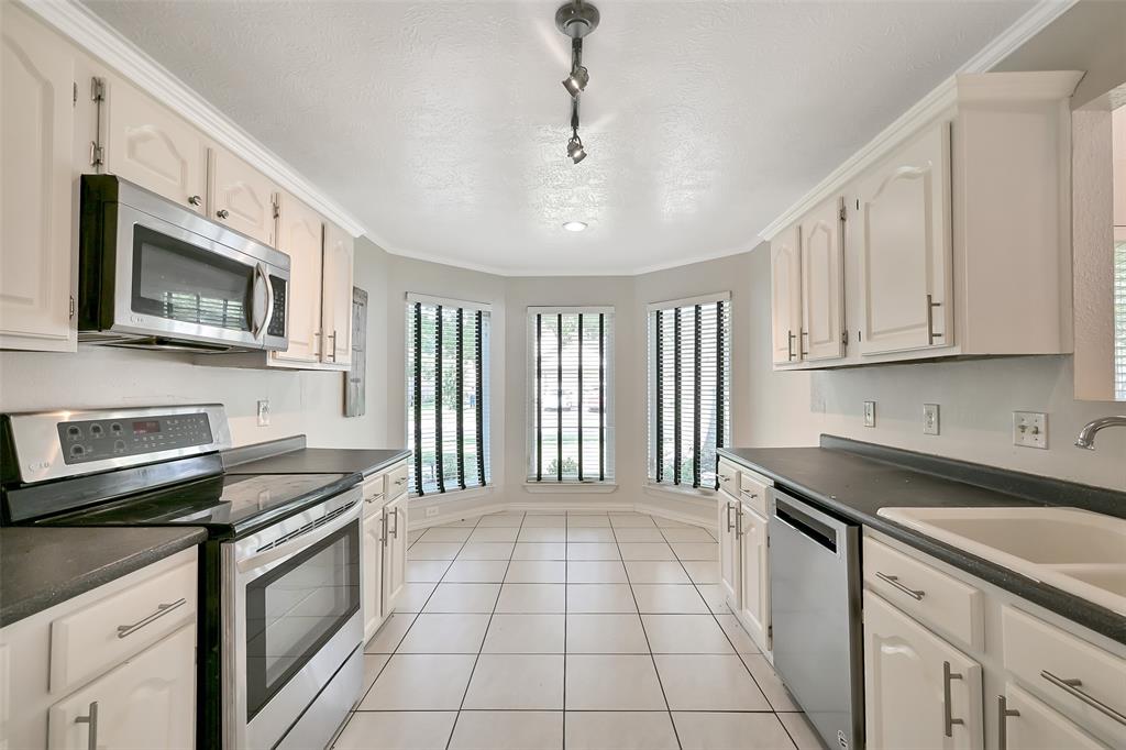 2909 Tower Bridge Court, Pearland, Texas image 5