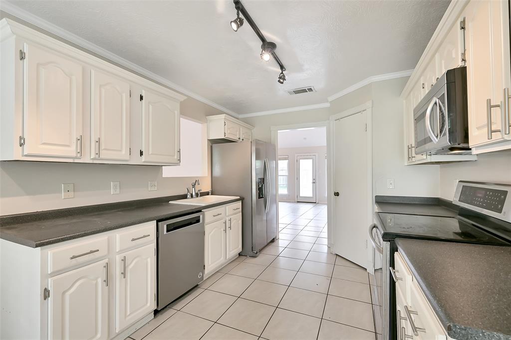 2909 Tower Bridge Court, Pearland, Texas image 6