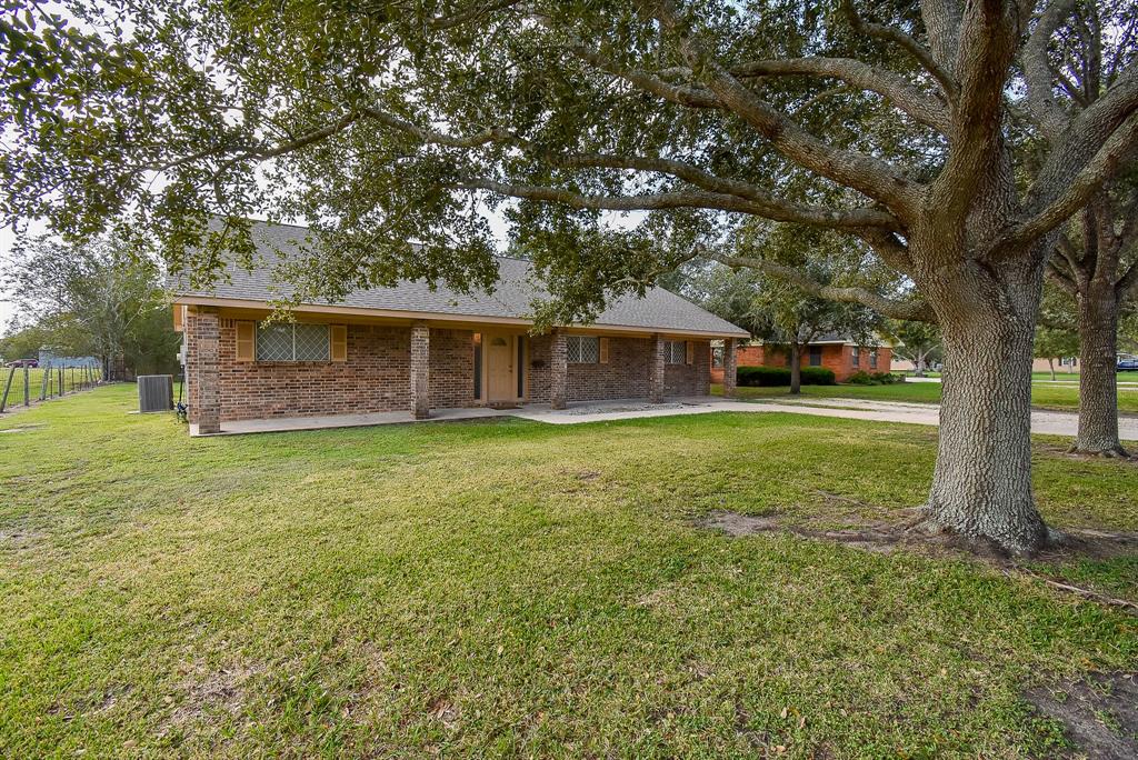 912 Spruce Avenue, El Campo, Texas image 1