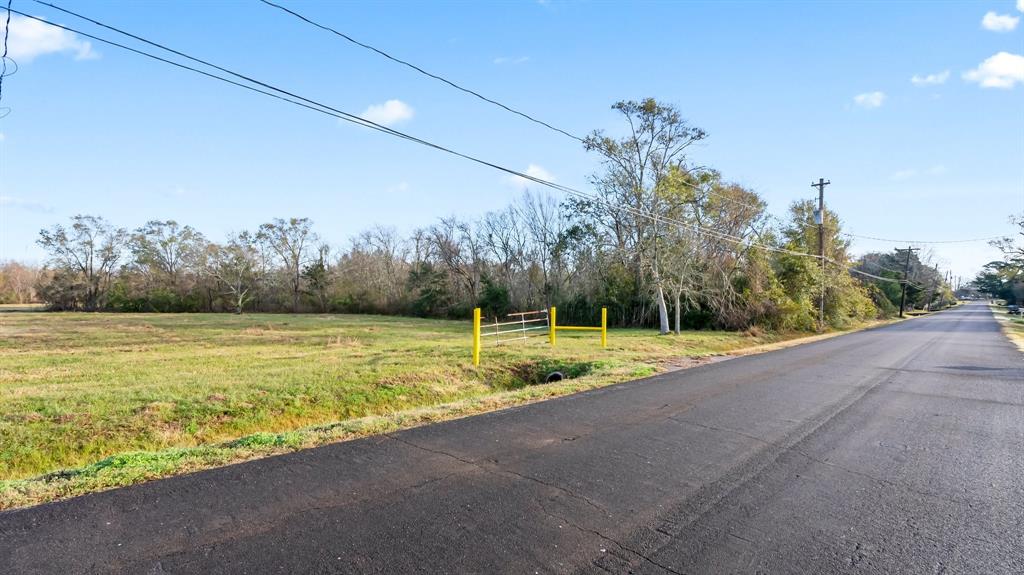 W Schreck Street, Baytown, Texas image 4