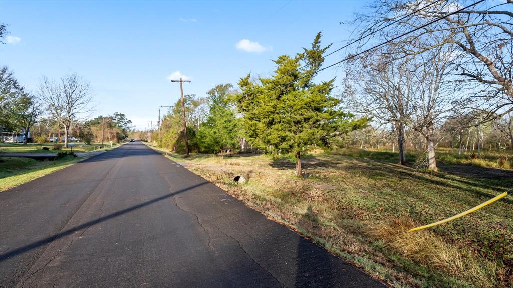 W Schreck Street, Baytown, Texas image 3