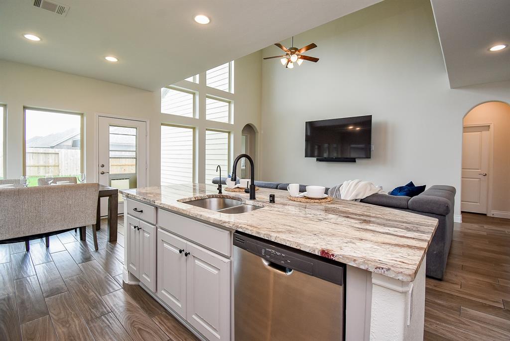 2804 Sable Creek Lane, Pearland, Texas image 10