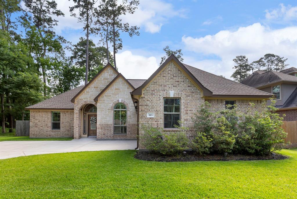 813 Woodland Court, Conroe, Texas image 2