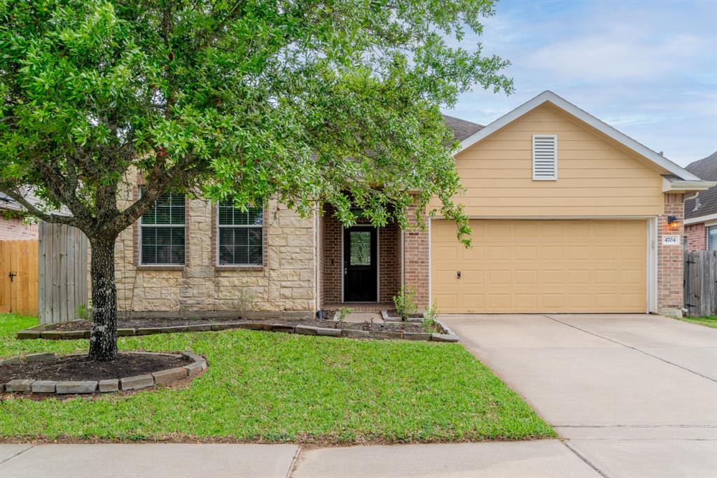 4704 High Creek Court, Alvin, Texas image 1