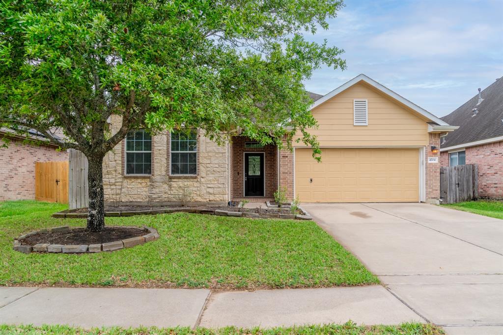 4704 High Creek Court, Alvin, Texas image 6