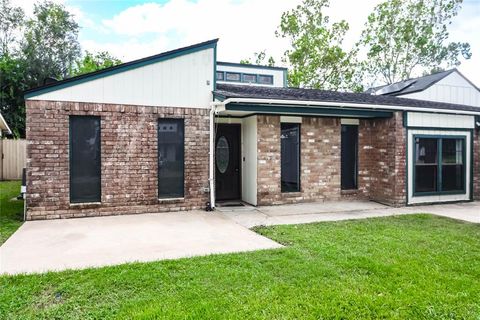 A home in Angleton