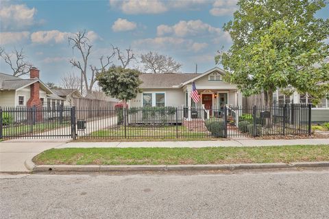 Single Family Residence in Houston TX 1032 Peddie Street.jpg