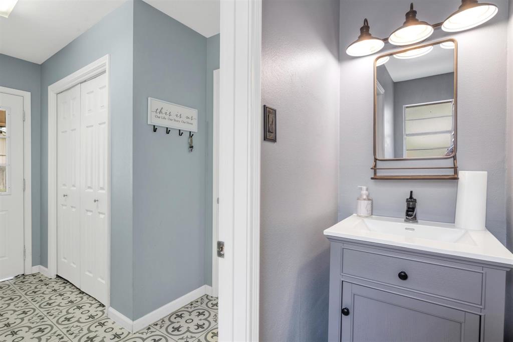 2015 River Falls Drive, Houston, Texas image 19