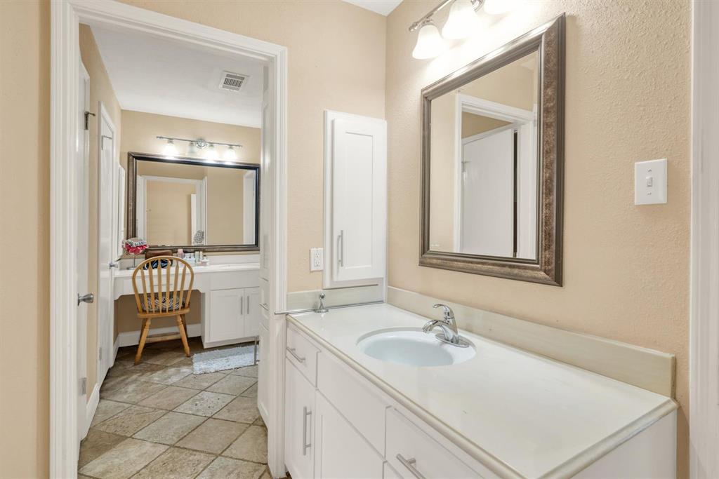 2015 River Falls Drive, Houston, Texas image 23