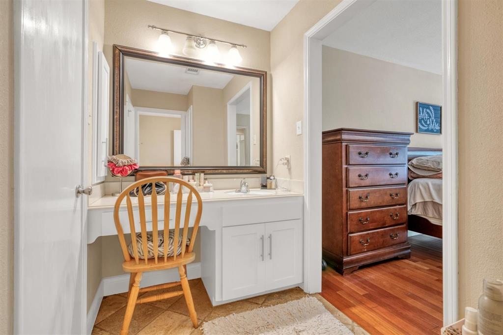 2015 River Falls Drive, Houston, Texas image 24
