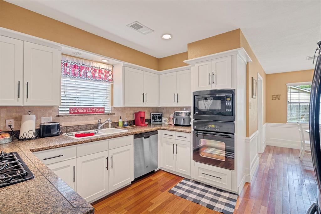 2015 River Falls Drive, Houston, Texas image 16