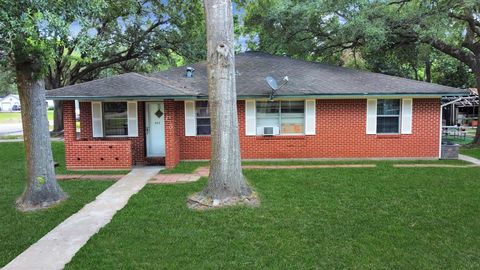 Photo of 403 S Hill Street #L, Alvin, TX 77511 (MLS # 70149265)