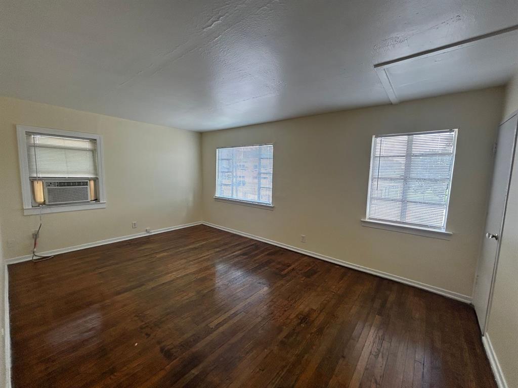 1402 Gustav Street 4