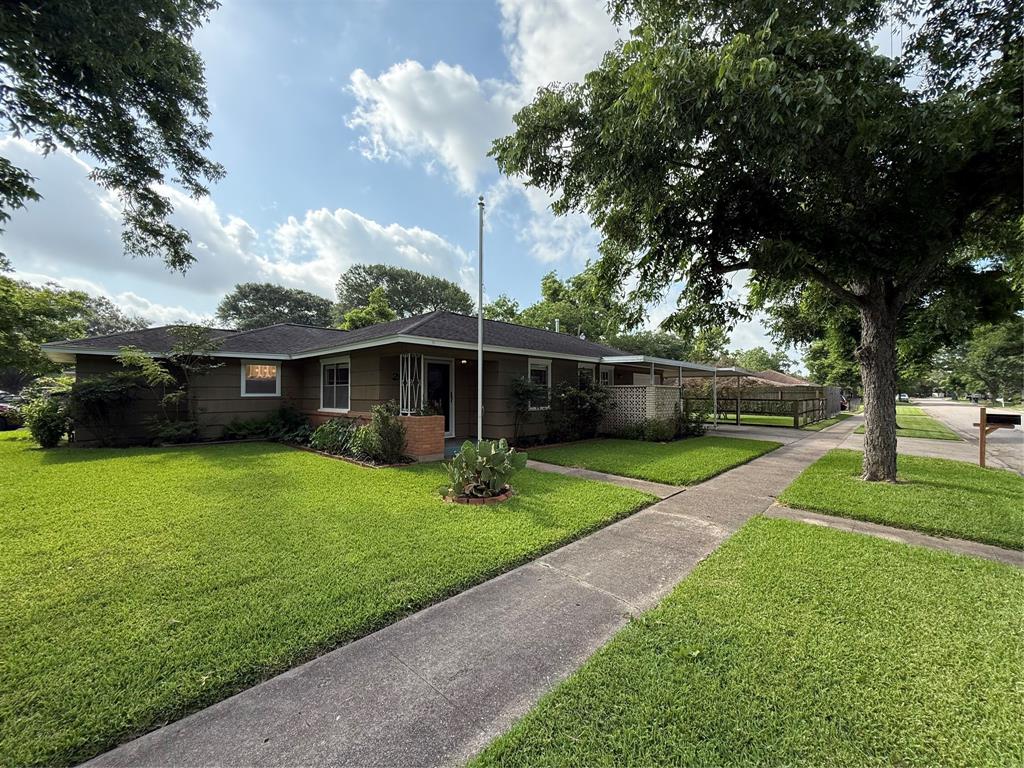 2016 N Tinsley Street, Angleton, Texas image 1
