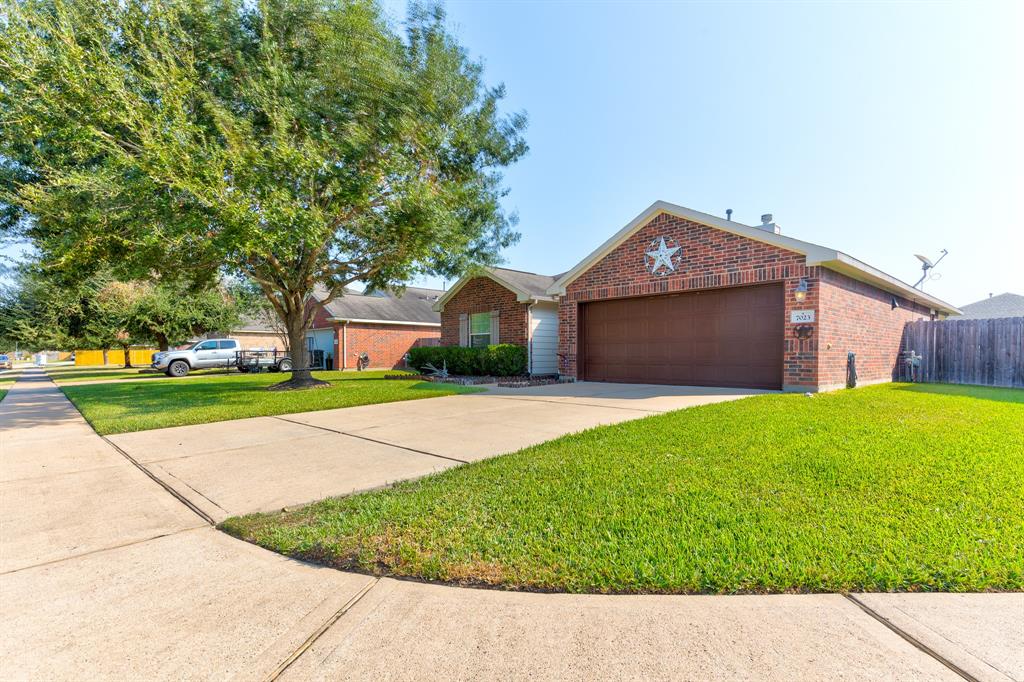 7023 Crescent Moon Drive, Hitchcock, Texas image 3