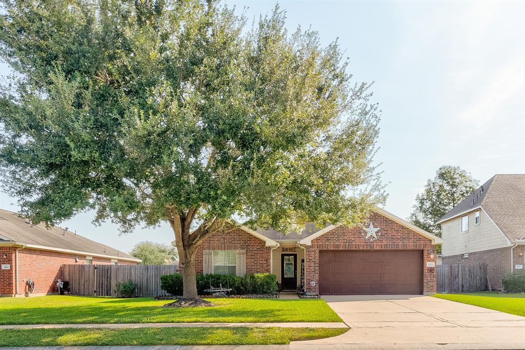 7023 Crescent Moon Drive, Hitchcock, Texas image 1