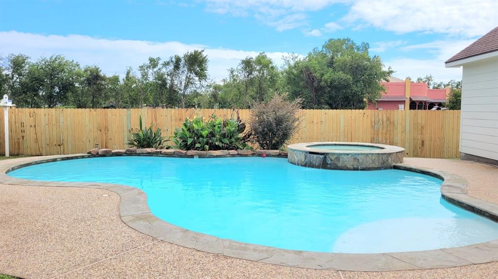 2111 Paintbrush Avenue, League City, Texas image 3