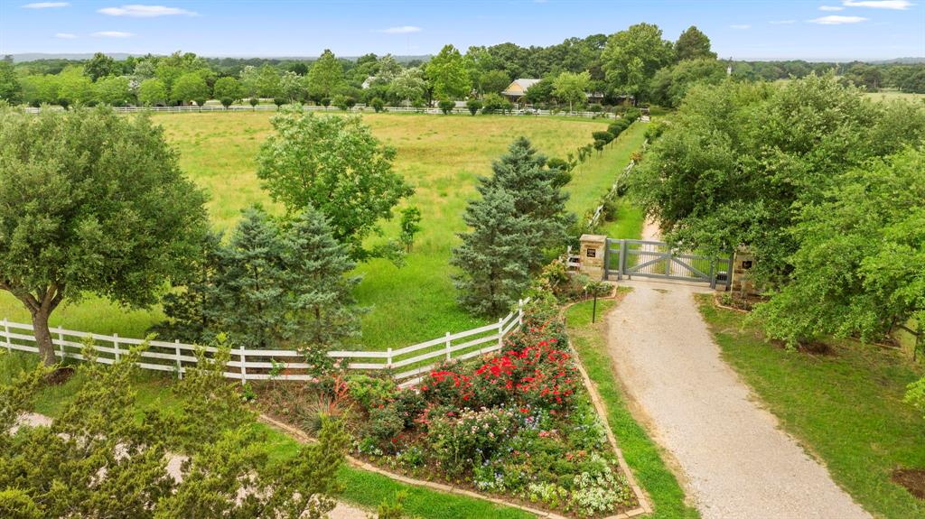 3100 Trails End Lane, Brenham, Texas image 2