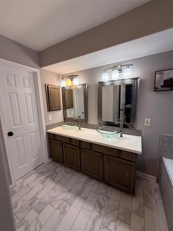 1927 Pinewood Court Drive, Baytown, Texas image 21