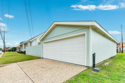 Single Family Residence in Galveston TX 5102 Avenue P 32.jpg