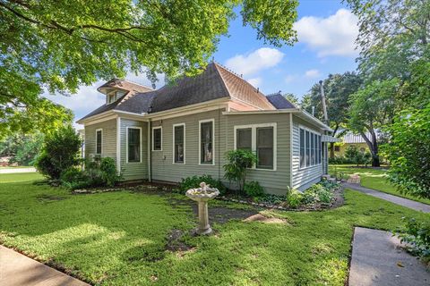 A home in Schulenburg