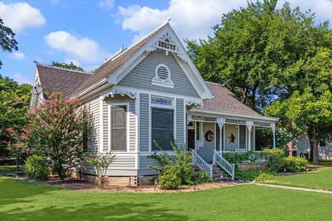 A home in Schulenburg