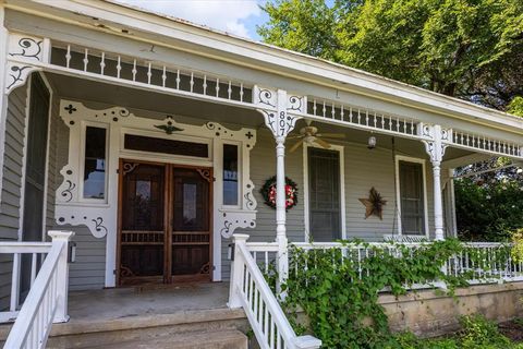 A home in Schulenburg